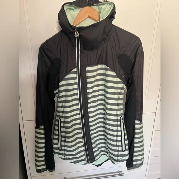 L-105 🍋 Lululemon 🍋 Run: Get Up And Glow Jacket *Reflective 360 - Picture 8 of 12